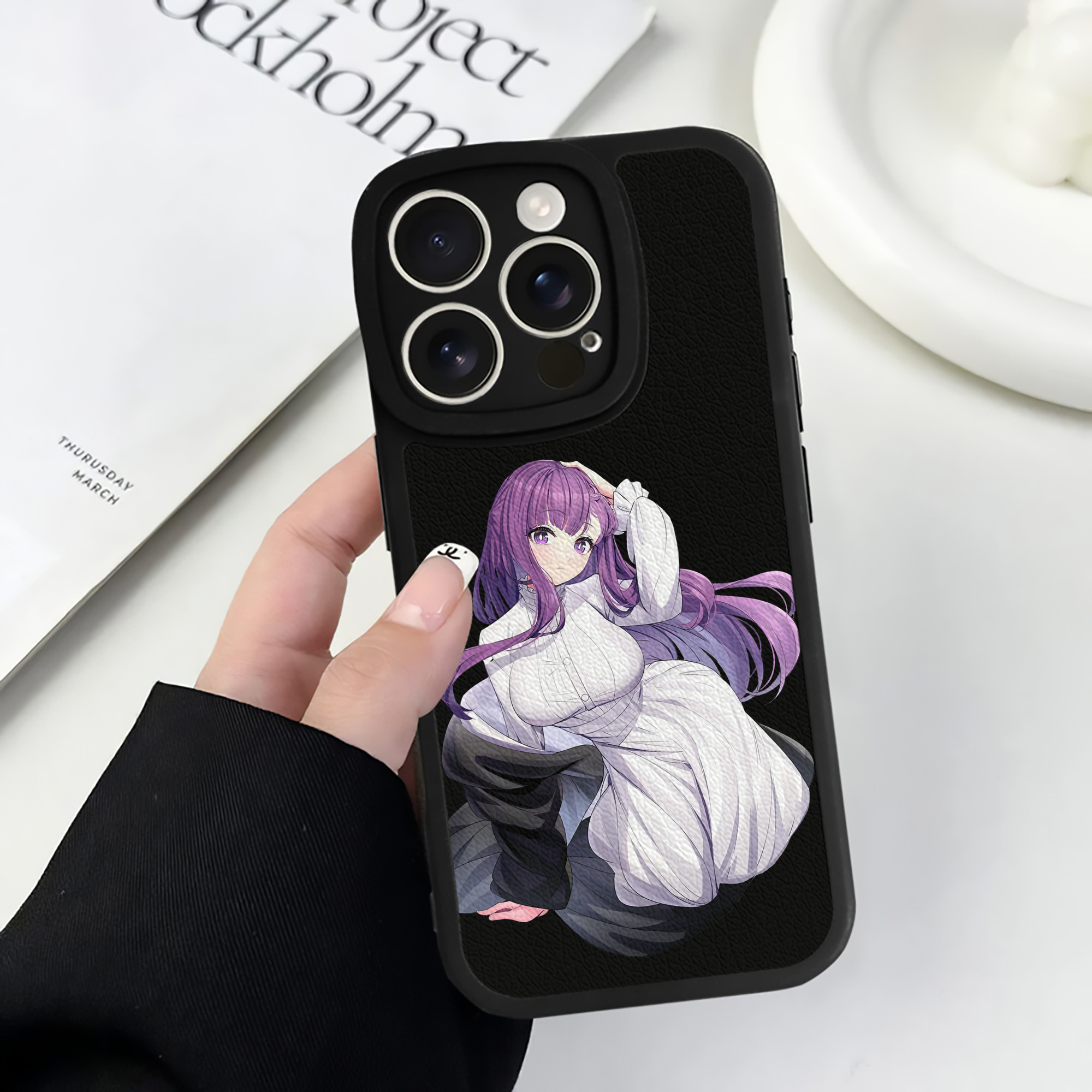 （画像用） 葬送のフリーレン Frieren 【iPhone 16シリーズ対応】シリコンスマホケース（レザー調） 材質：シリコン